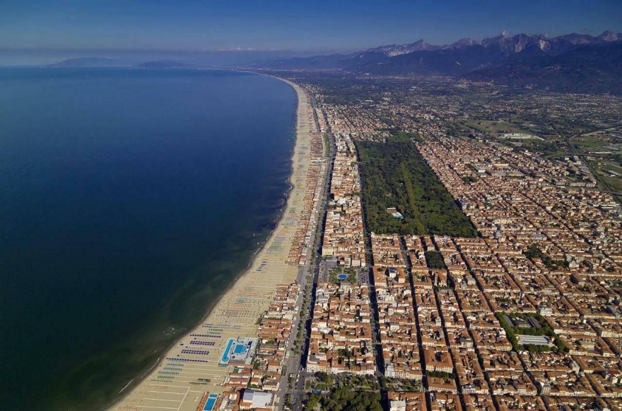 Villa Chiara Affitta Camere Карара Екстериор снимка